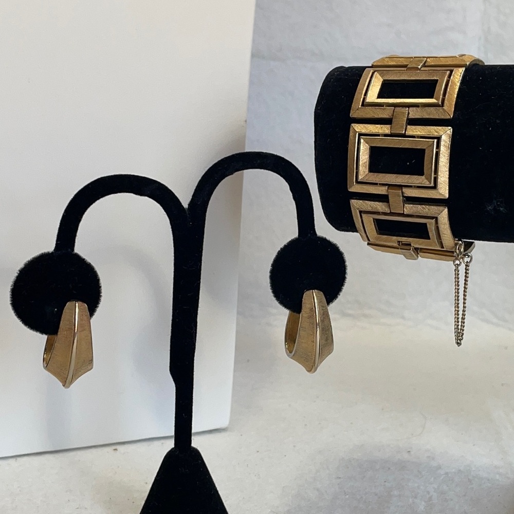 Vintage Trifari bracelet and earring set clip-on